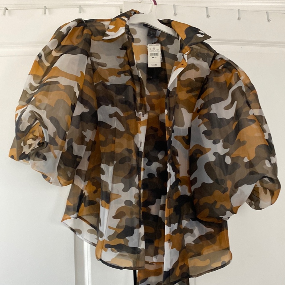 Camouflage top w ballon sleeves. NWT size 12